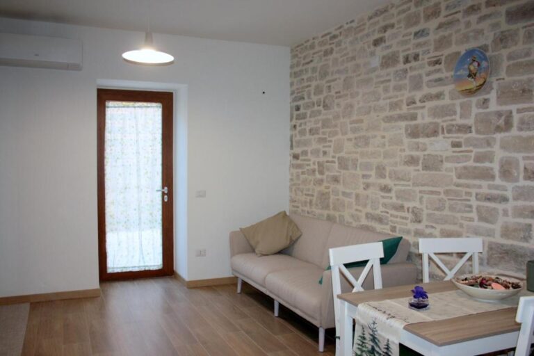 LA ROCCIA DI VICIDOMINI - Affittacamere