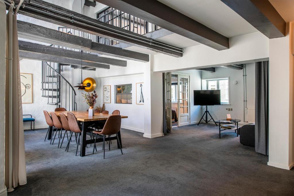 The Churchill Penthouse by Daniel&Jacob's