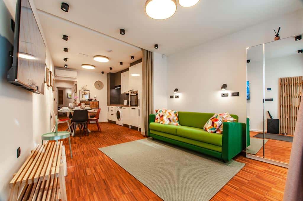 SIX IN THE CITY Apartment