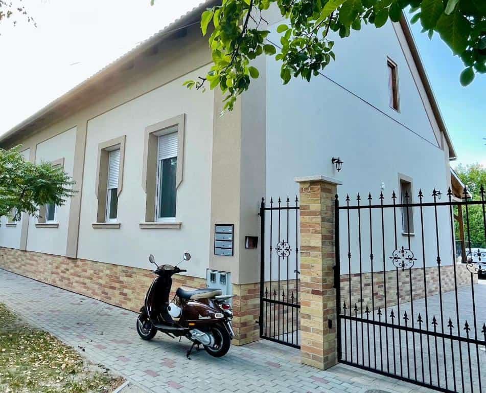 Vörösmarty apartmanház
