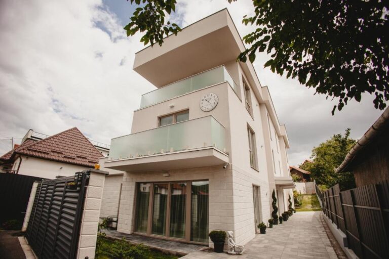 White House Iris Aparthotel